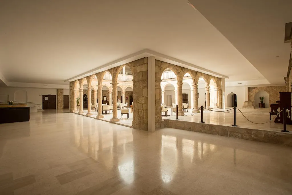 Claustro renacentista del antiguo convento dominico del Palacio de Belmonte